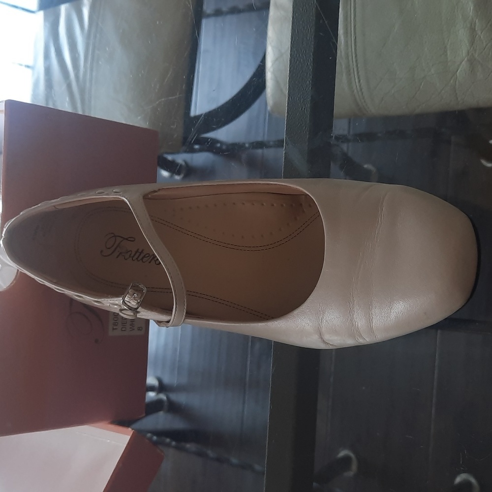 Women's white pearl leather shoes